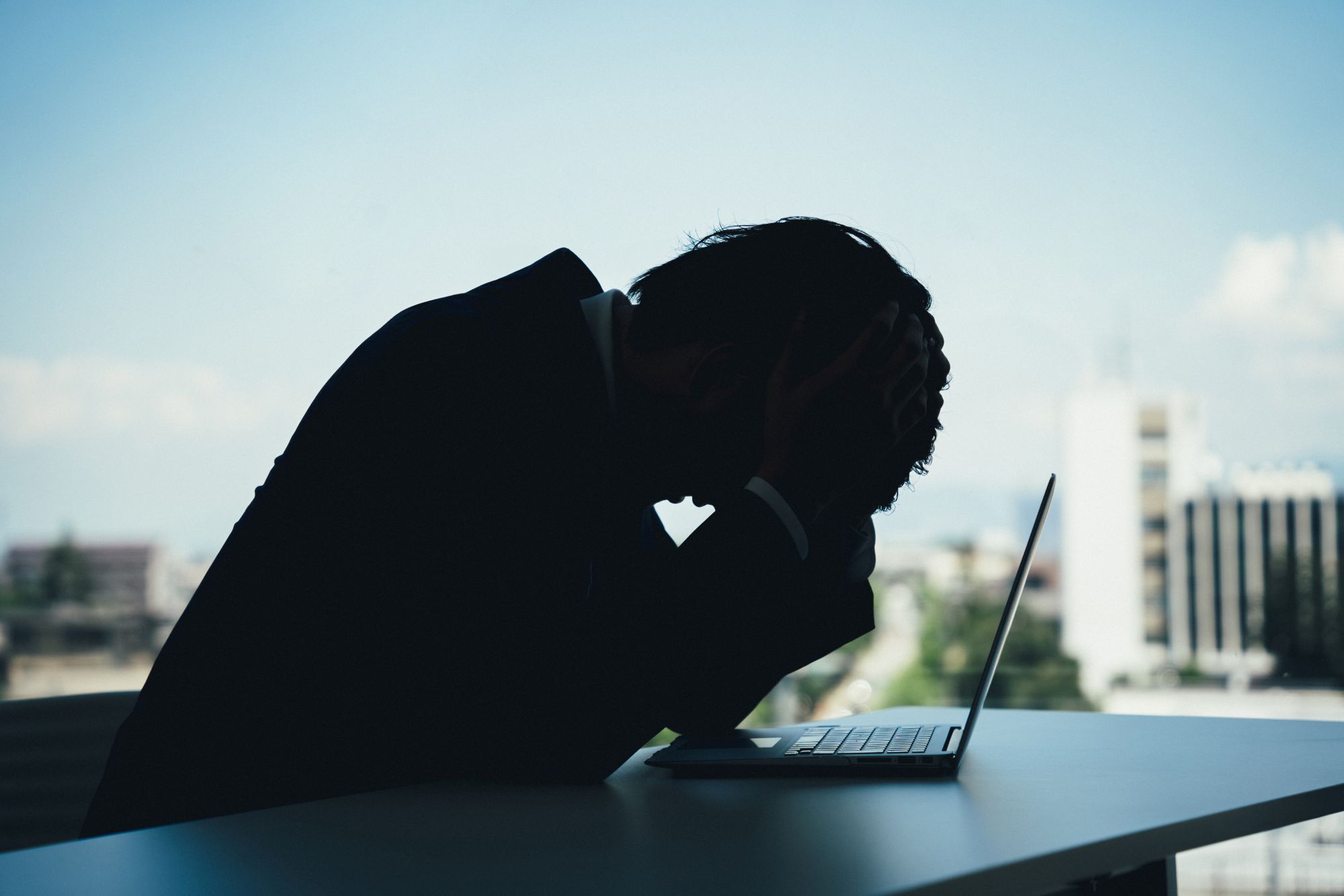 Un entrepreneur met sa tête dans ses mains